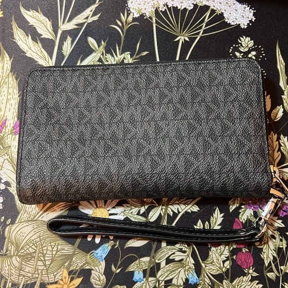 Brand new Michael Kors Jet Set Travel wallet/wristlet holder with phone holder - Picture 6 of 6